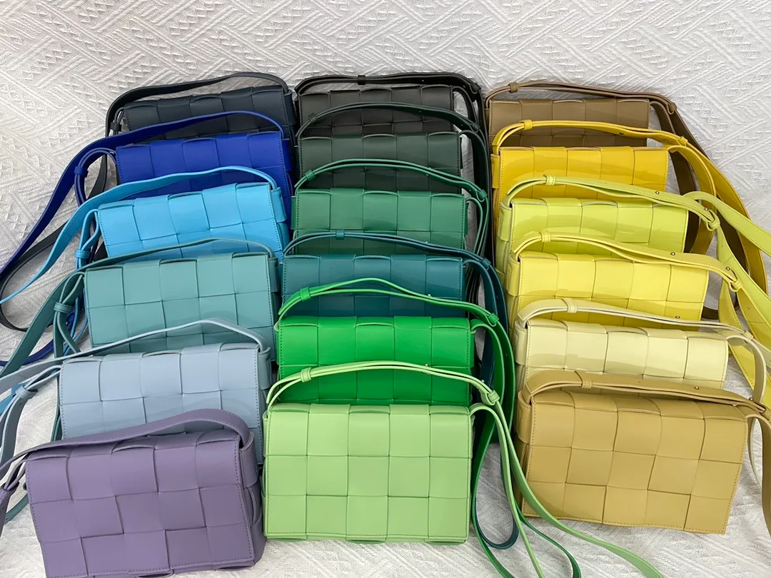 Super practical square crossbody bag with wide adaptability, unisex and the first choice for commuting and street photography ❤️🧡💛💚💙🤎🖤💜 Various colors to meet all matching needs